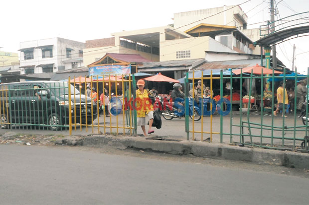 Pagar Pembatas Pulau...