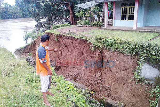 Nyaris Masuk Sungai...