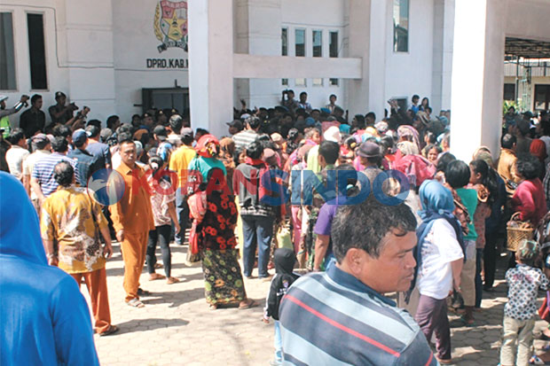 Warga Kutambelin Demo...