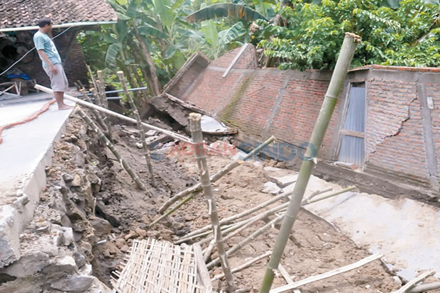 Tanah Bergeser, 5 Rumah...