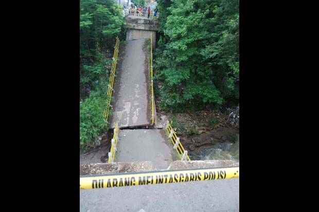 Jembatan Cimanis Putus,...