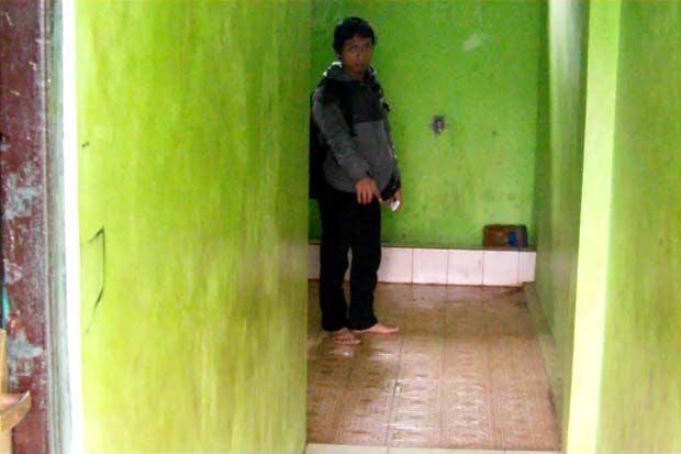 Berkelahi dengan Adik...