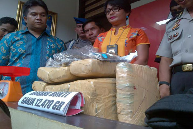 Edarkan Ganja, Anak...