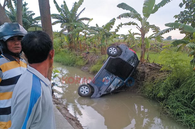 Mobil Avanza Nyungsep...