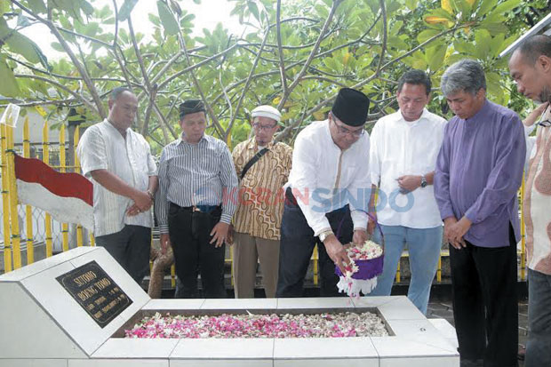 Persembahkan Puisi untuk...