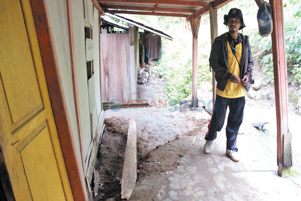 Tanah Retak, 60 KK Bersiap...