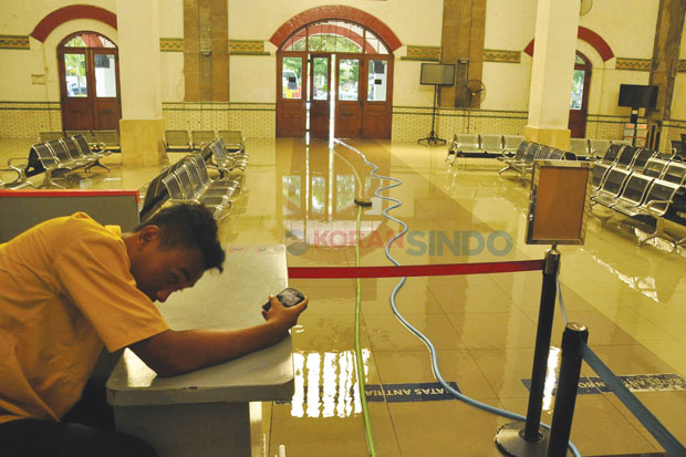 Hujan Semalaman, Stasiun...