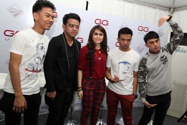 Valentine, Geisha Manggung...