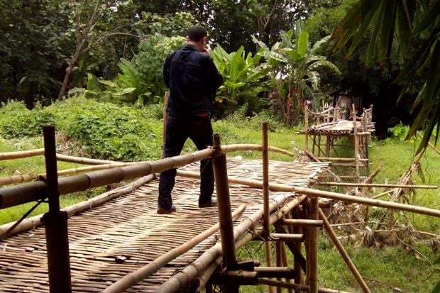 Jembatan Penghubung...