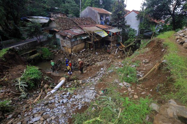Tanah Ambles di Karanganyar,...