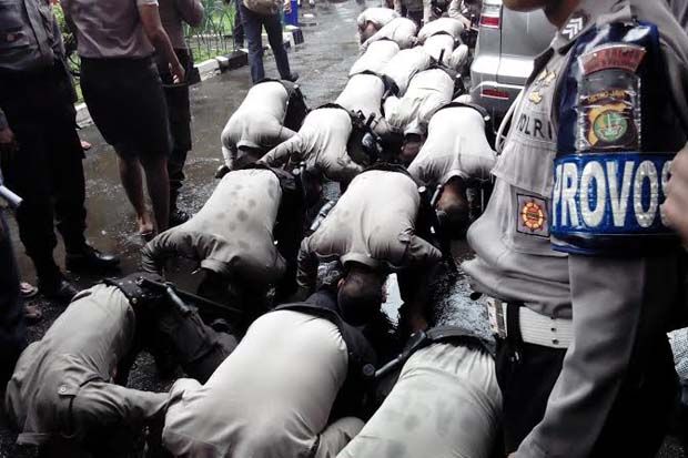 Polisi Cukur Rambut...