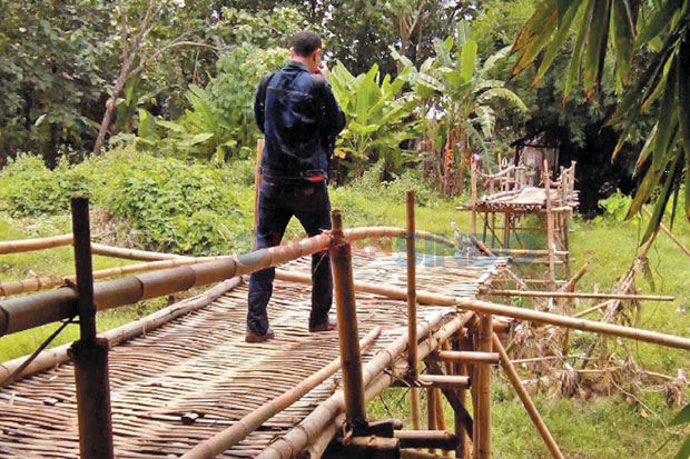 Jembatan Penghubung...