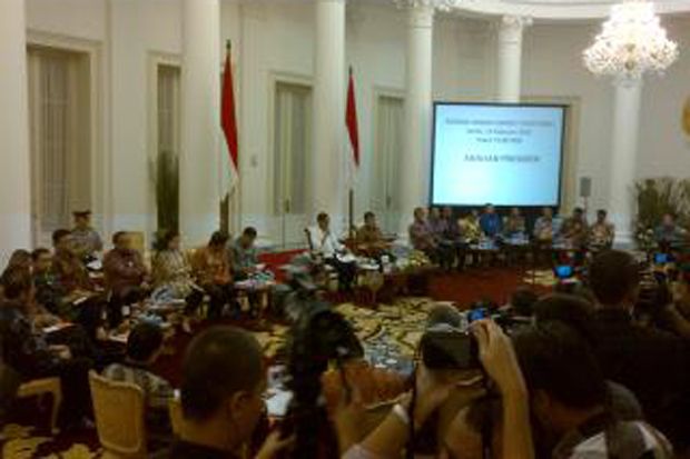 Jokowi Kumpulkan Para...