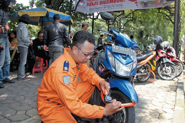 Motor Digembok, Bayar...
