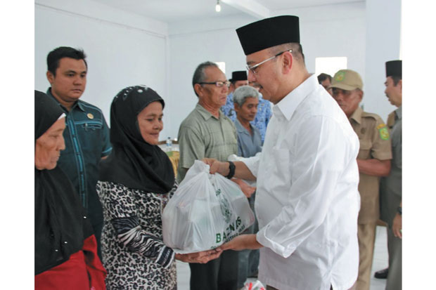 Wali Kota Bagikan Paket...