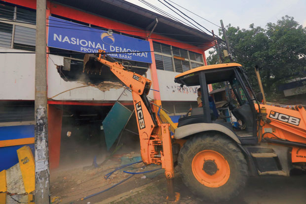 Delapan Bangunan Dibongkar