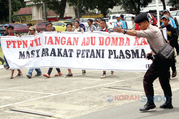 Warga Sugih Waras Demo...