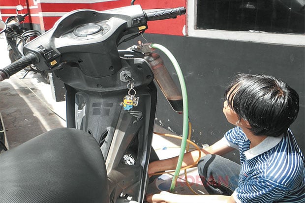 Bersihkan Mesin Kendaraan...