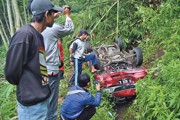 Mobil Terjun ke Jurang,...