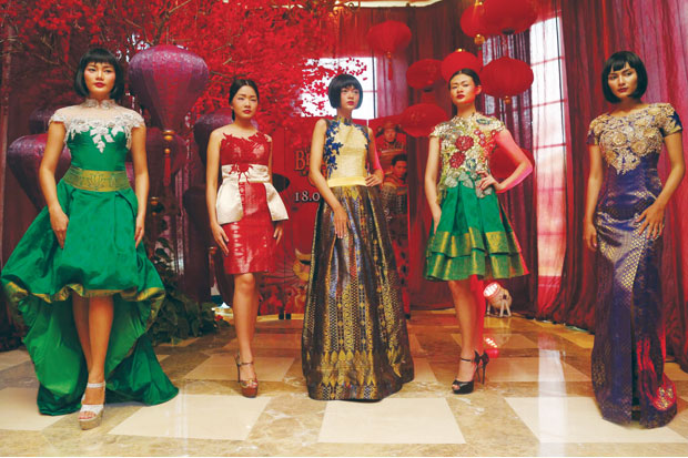Kain Songket juga Cocok...