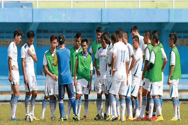 Persib Cuek, Persipura...