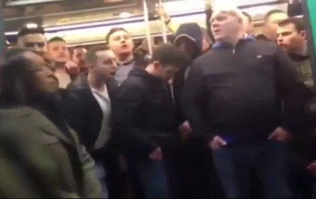 Chelsea Hukum Tiga Pendukung...