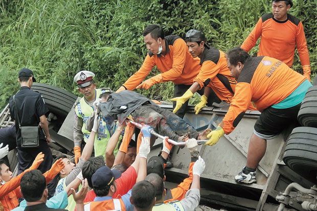 Bus Terbalik di Tol...