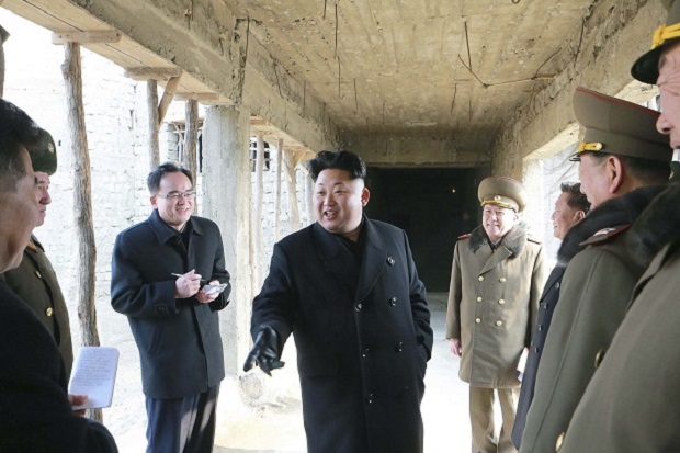 Kim Jong-un Bimbing...