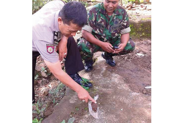 Bangun Rumah, Warga...
