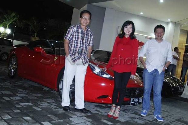 Nunu Kepincut Ferrari...