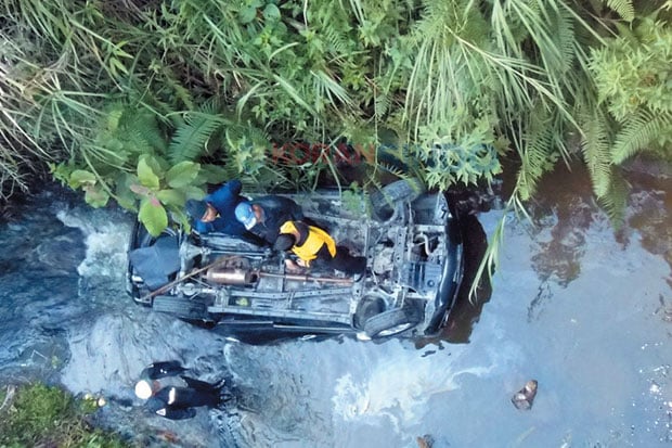 Mobil Masuk Jurang,...
