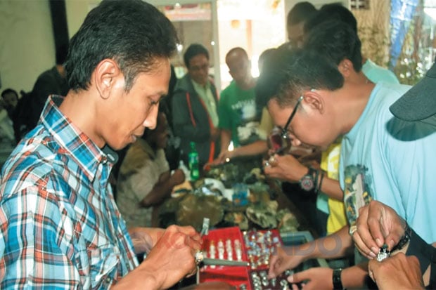 Banyak Pemburu Batu...