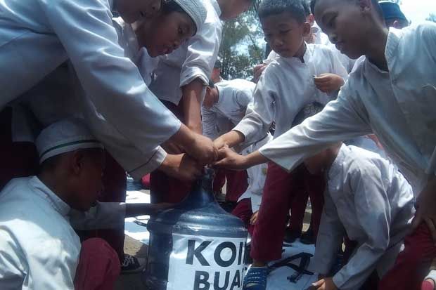 Siswa SD di Solo Kumpulkan...