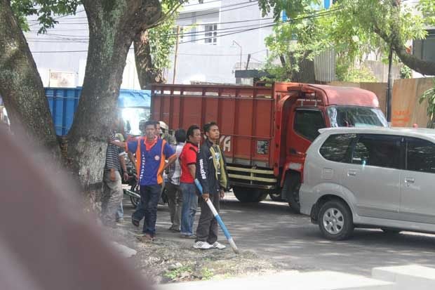 Puluhan Sopir Truk Mengamuk...