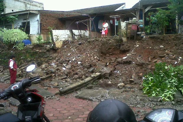 Hujan Lebat, Empat Rumah...