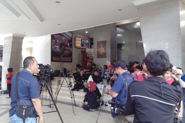 Bareskrim Tunggu Kedatangan...
