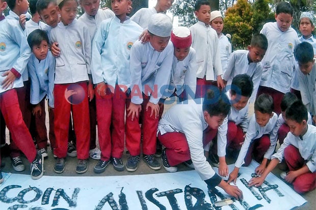 Siswa SD Kumpulkan Koin...