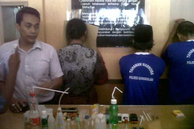 Ibu Rumah Tangga Telan...
