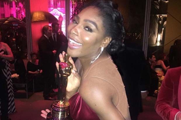 Gaya Serena Pamer Piala...