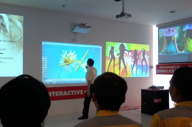 Showroom Proyektor Hitachi...