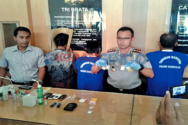 Pasutri Kompak Edarkan...