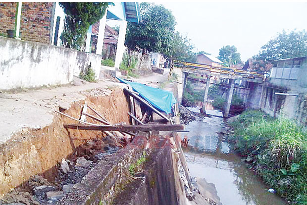 Awas, Talud Ambruk 25...