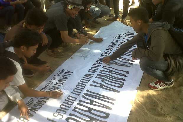 Ratusan Mahasiswa Gelar...