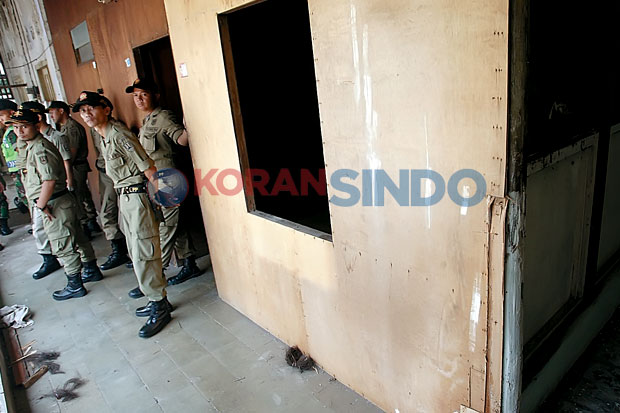 Tolak Pindah, Satpol...