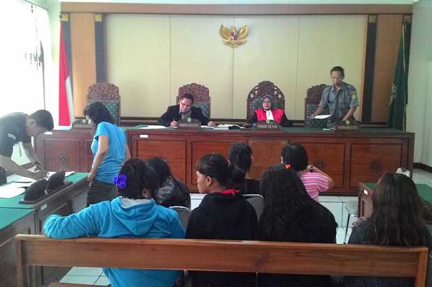 Jajakan Diri di Jalanan,...