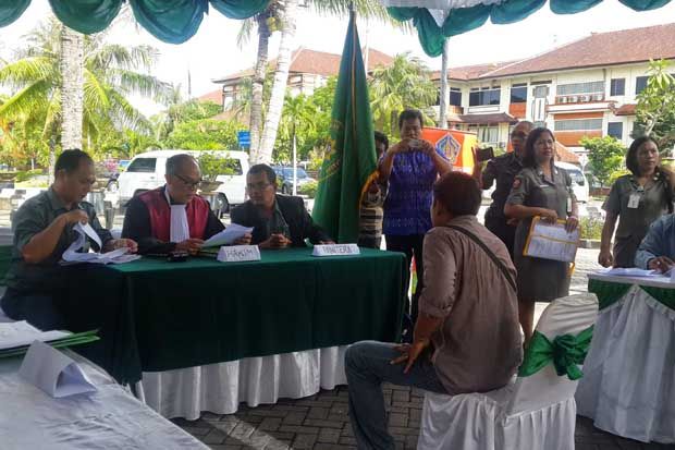 Merokok Sembarangan...
