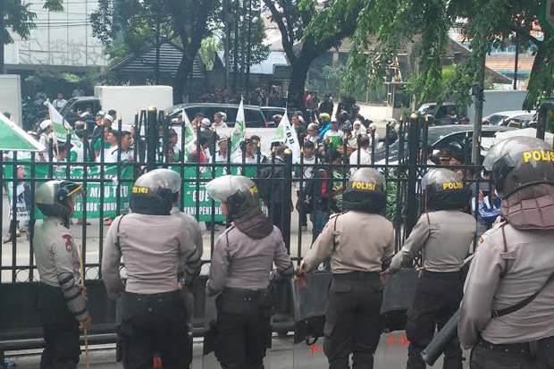 Demonstran Tolak Ahok...