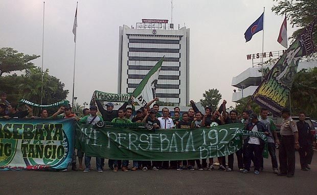 Tewasnya Tujuh Bonek...