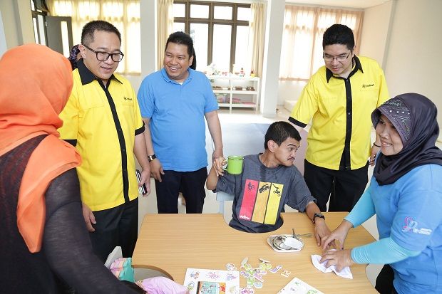 Indosat Beri Bantuan...