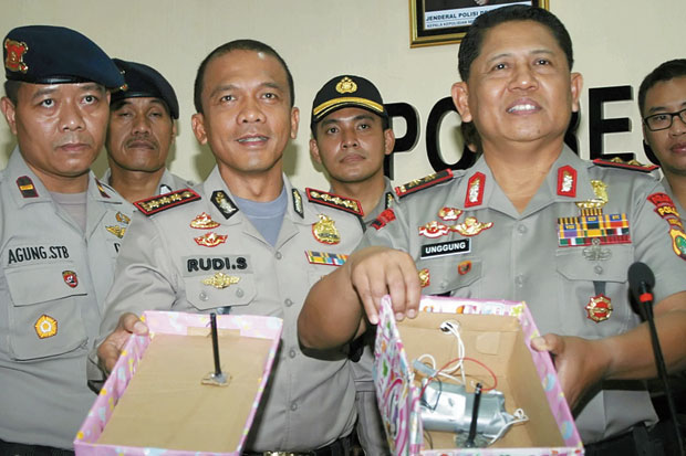Pelaku Kirim Paket Bom...